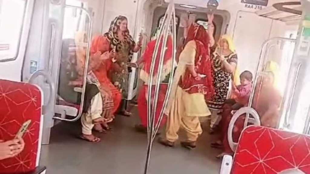Namo Bharat Viral Video : नमो भारत ट्रेन में महिलाओं ने लगाए ठुमके