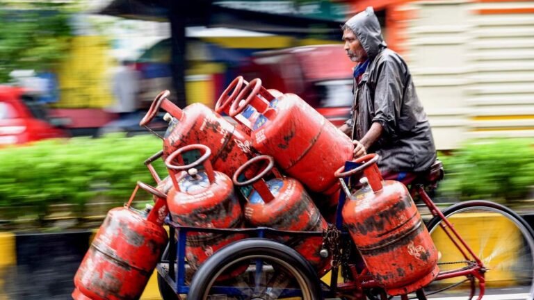 LPG Cylinder: Get ₹300 Discount from April 2024
