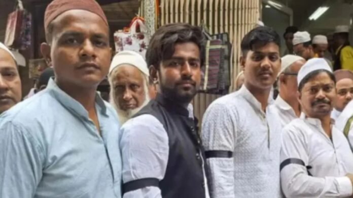 वक्फ बिल पर सियासी तूफान: नमाज़ में काले बैज पहनने वालों को नोटिस