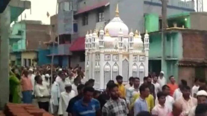 मोहर्रम जुलूस में हाईवोल्टेज करंट से हादसा, युवक की मौत – सड़क जाम और प्रदर्शन